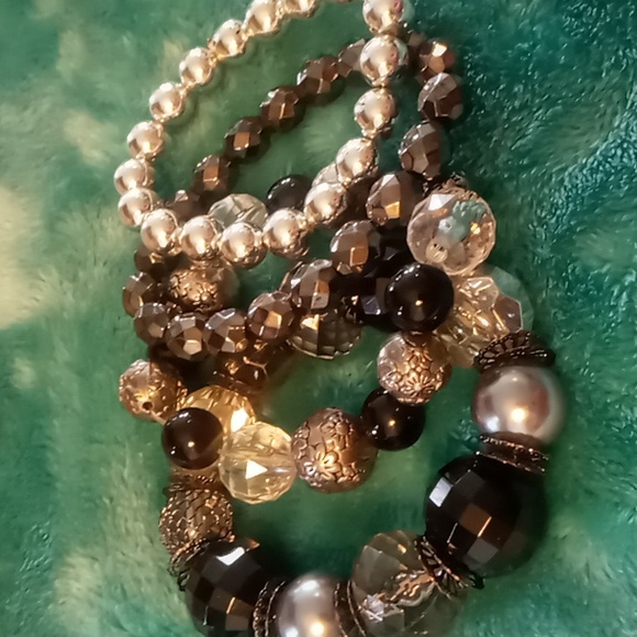 4 oversized beaded bracelets expandable. - Picture 1 of 3